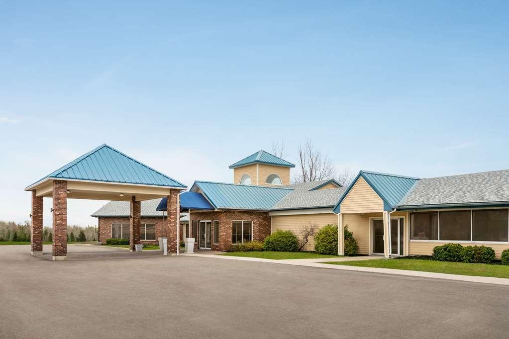 Days Inn & Suites By Wyndham Монктън Екстериор снимка