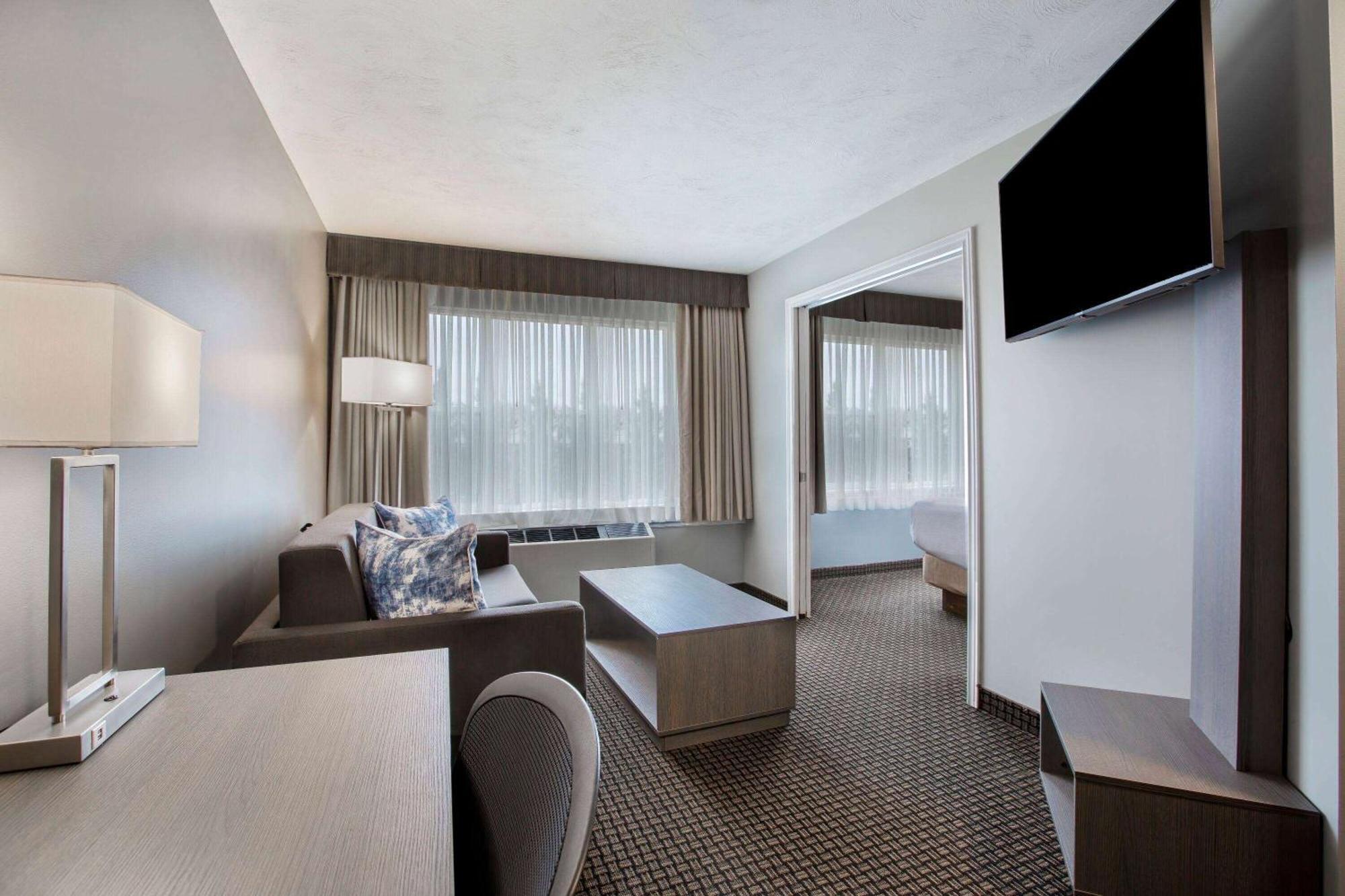 Days Inn & Suites By Wyndham Монктън Екстериор снимка