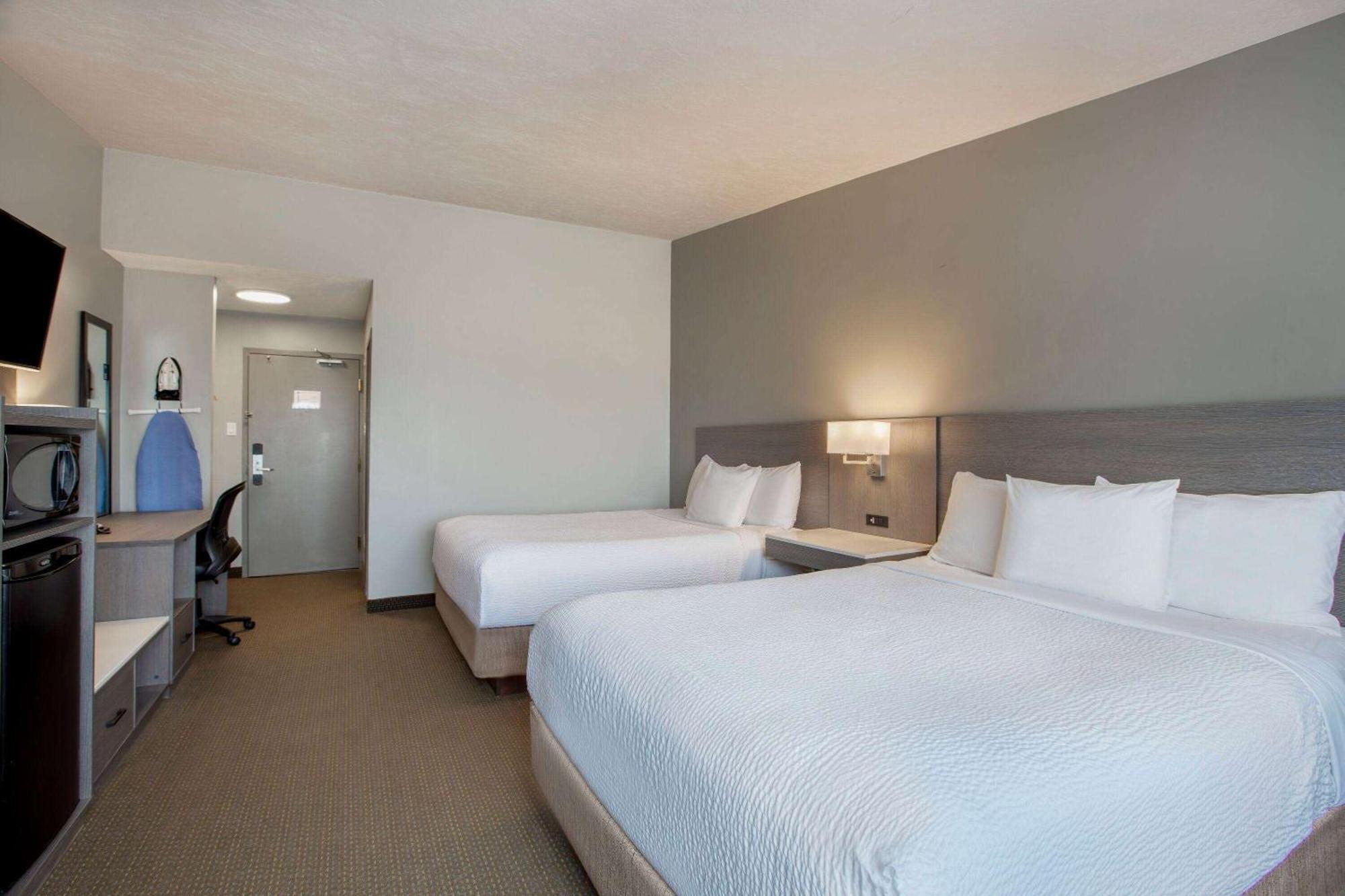 Days Inn & Suites By Wyndham Монктън Екстериор снимка