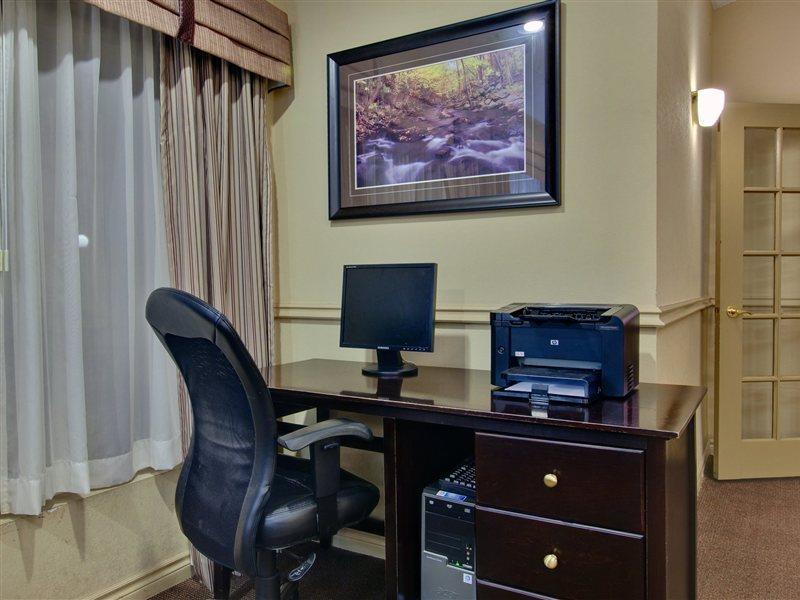 Days Inn & Suites By Wyndham Монктън Екстериор снимка